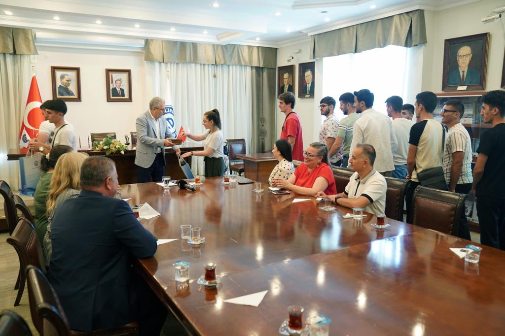 Ege Universitetinin rektoru ADAU tələbələri ilə görüşüb - FOTO