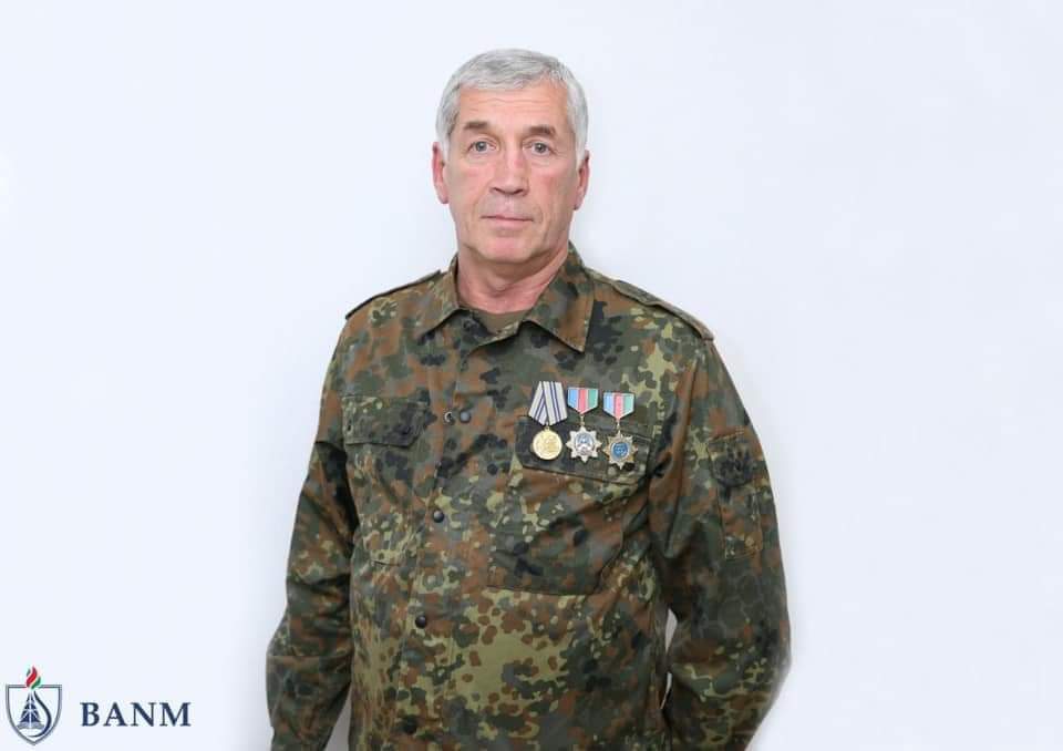 Prezident Bakı Ali Neft Məktəbinin müəlliminə maşın bağışladı - FOTO