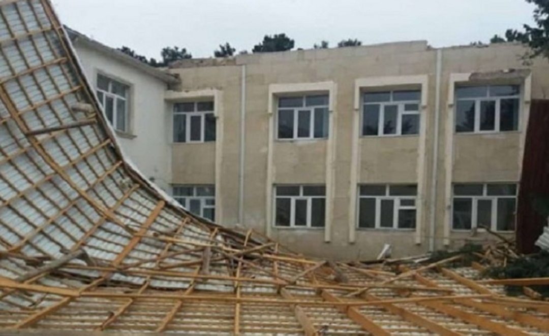 Güclü külək bir sıra bağça və məktəblərə ziyan vurub